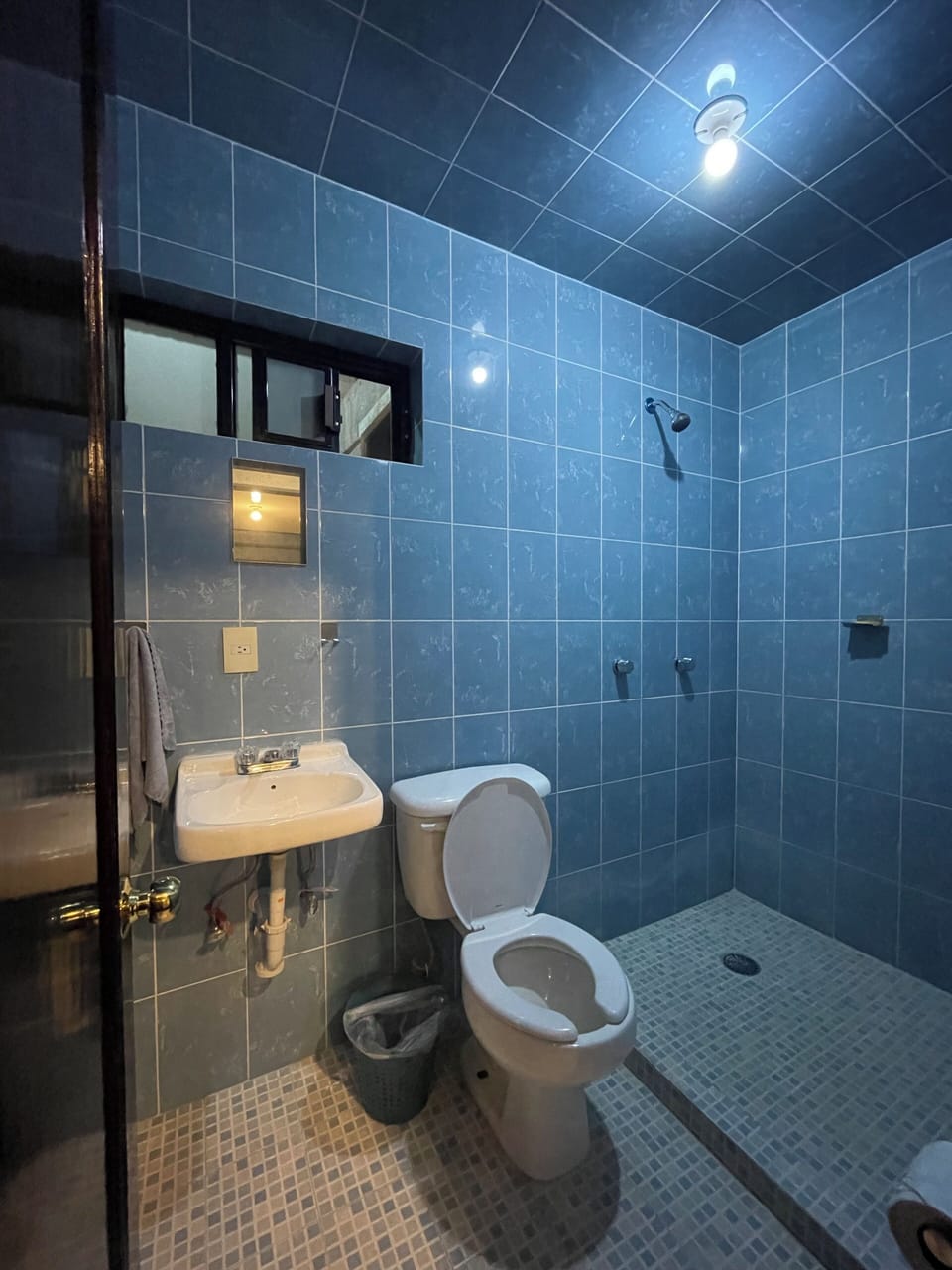 Quadruple Room | Bathroom | Shower, towels, soap, shampoo