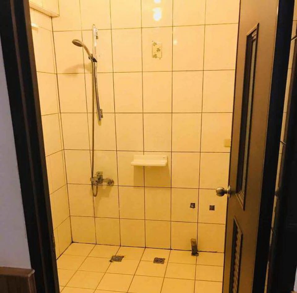 Deluxe Double Room | Bathroom shower