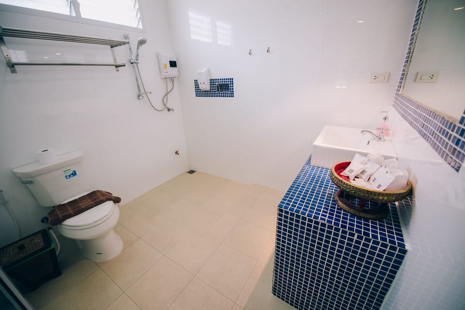 Deluxe triple river view  | Bathroom | Free toiletries, hair dryer, bathrobes, slippers