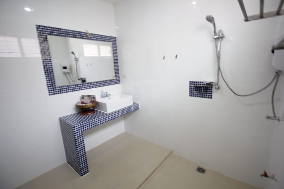 Triple Room with Lagoon View | Bathroom | Free toiletries, hair dryer, bathrobes, slippers