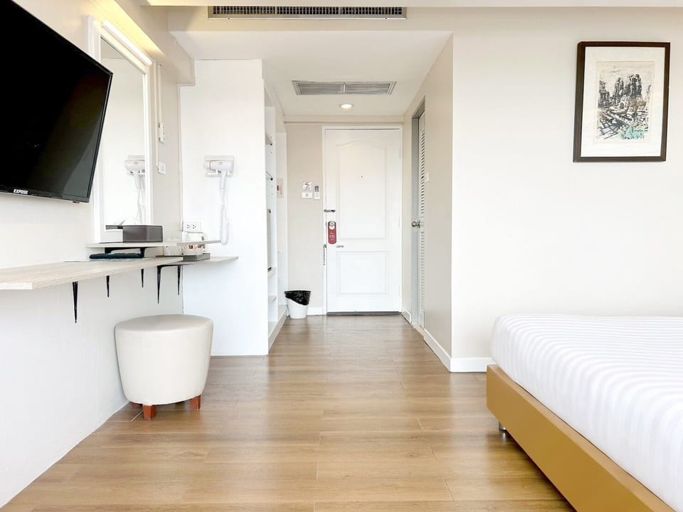 Deluxe King or Twin with River View | In-room safe, desk, rollaway beds