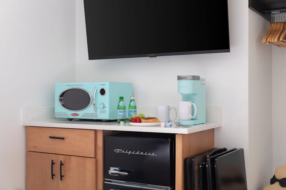 Double Queen | Blackout drapes, iron/ironing board, WiFi (free), individually decorated