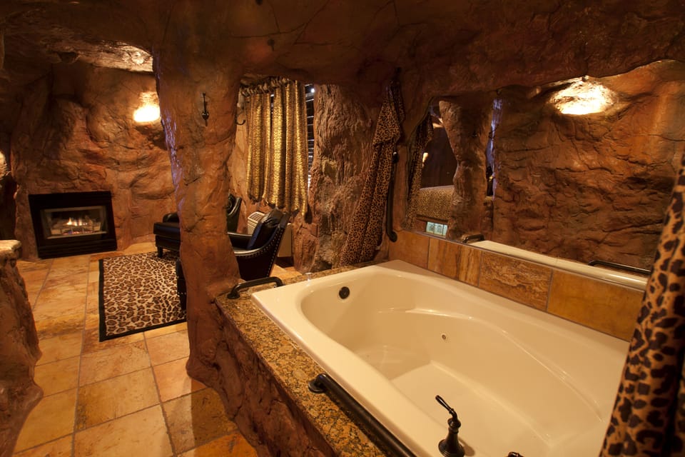Suite, 1 King Bed (Caveman Suite) | Jetted tub