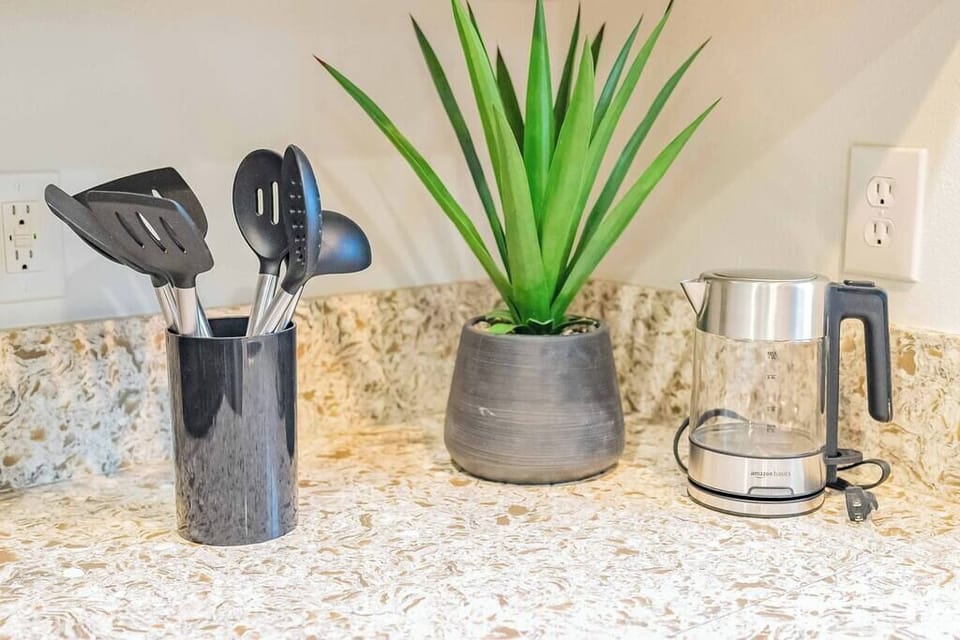 House, 2 Queen Beds, Patio, Garden View (1201 Glendora) | Coffee and/or coffee maker