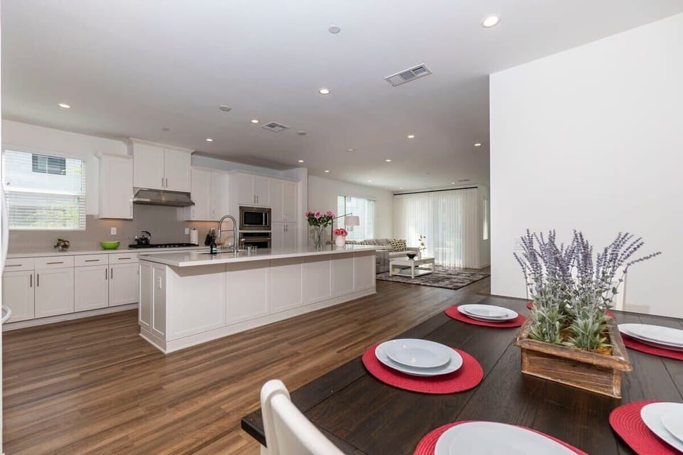 Townhome, 1 King Bed, Balcony, Garden View (148 B, Irvine) | Interior