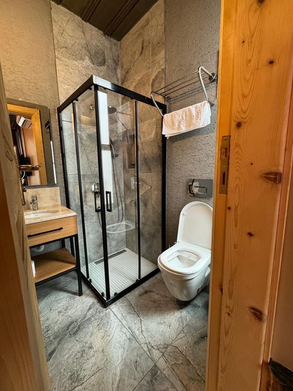 Superior Room | Bathroom | Shower, hair dryer, slippers, towels