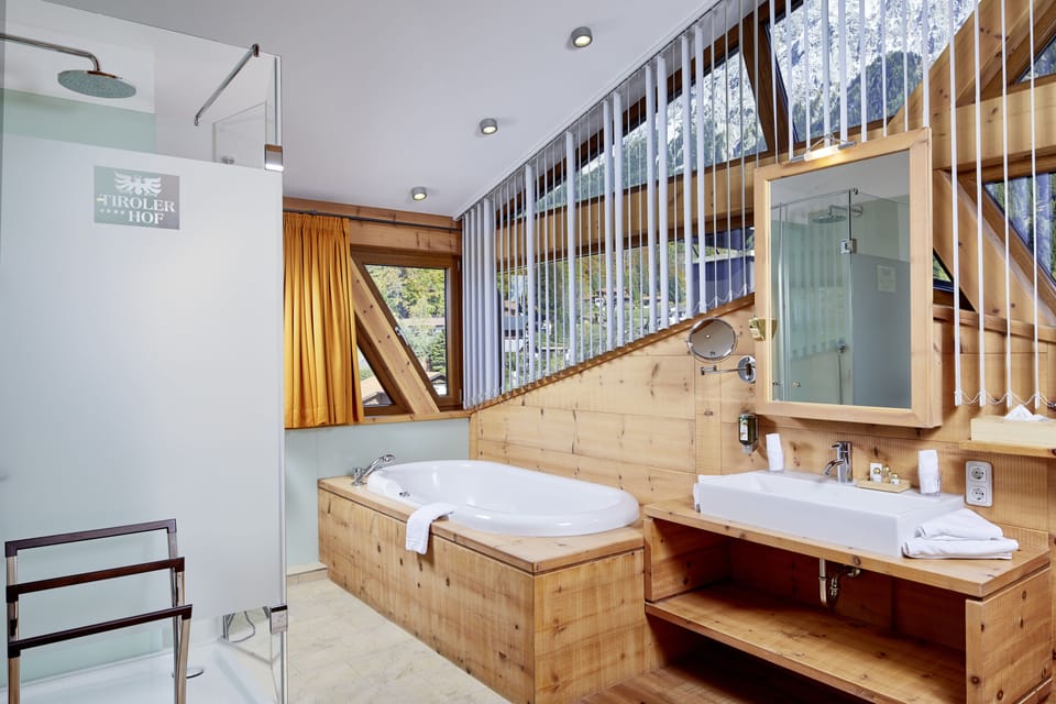 Suite (Spa Zirben) | Bathroom | Free toiletries, hair dryer, bathrobes, slippers