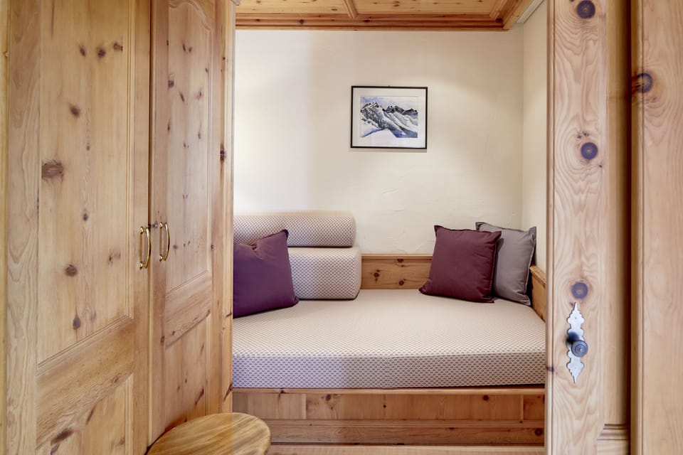 Suite (Zirben) | Premium bedding, minibar, in-room safe, desk