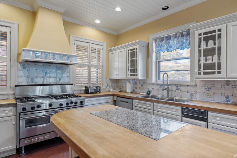 Grand House | Private kitchen | Microwave