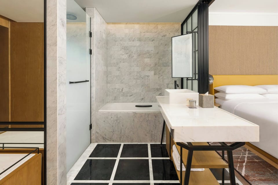 Combined shower/tub, rainfall showerhead, free toiletries, hair dryer