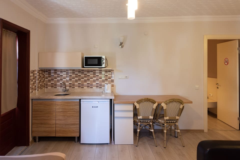 Comfort Suite, 1 Bedroom | Private kitchenette | Fridge, coffee/tea maker