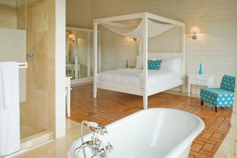 Deluxe Suite, Mountain View | In-room safe, desk, laptop workspace, bed sheets