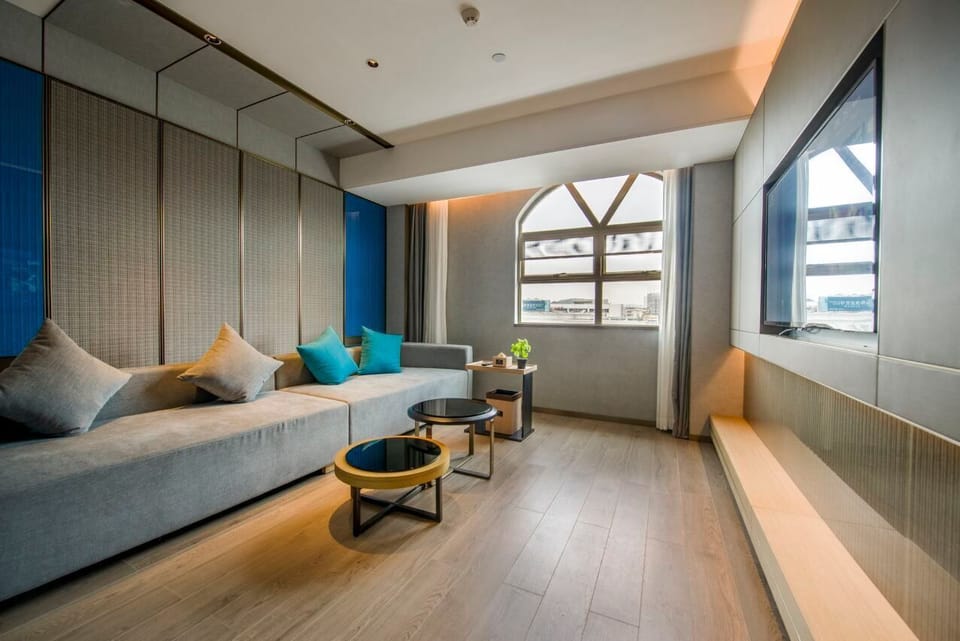 Executive Suite, City View | Living area | 50-inch LCD TV with satellite channels, pay movies, streaming services