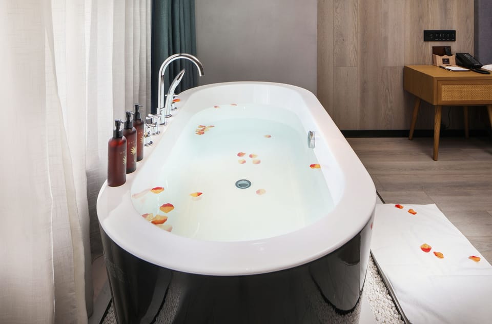 Luxury Suite, City View | Bathroom | Shower, rainfall showerhead, free toiletries, hair dryer