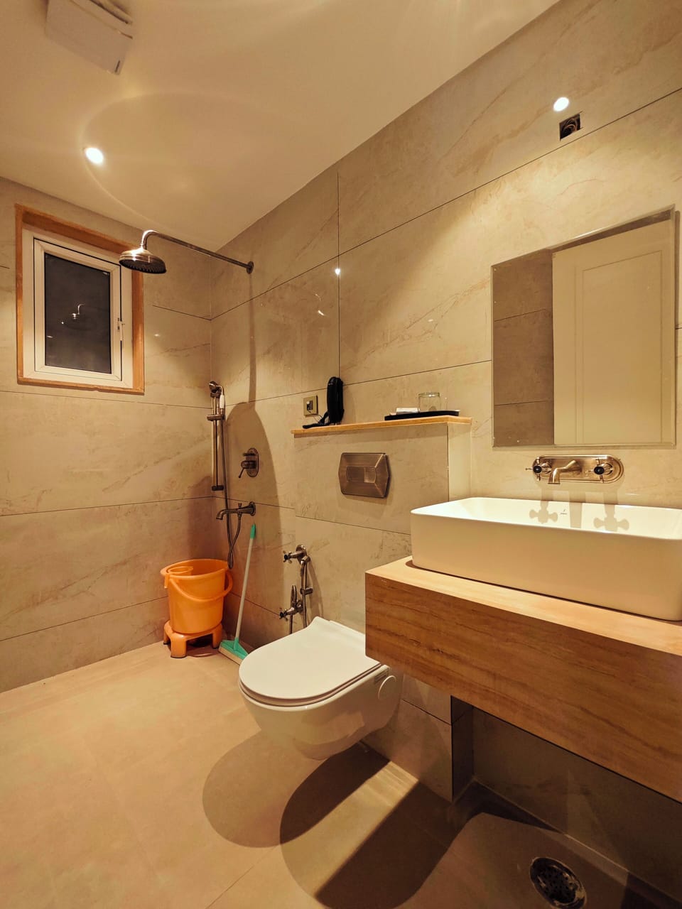 Deluxe Suite Room Non Ganga View | Bathroom | Shower, free toiletries, hair dryer, slippers