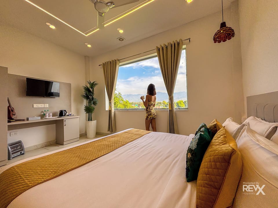 Deluxe Room | Soundproofing, iron/ironing board, free WiFi, bed sheets