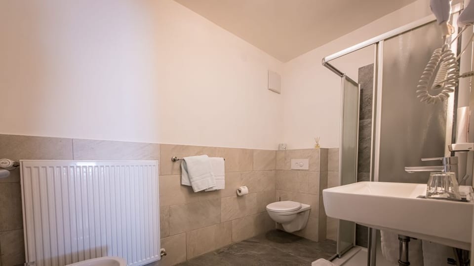 Classic Double Room, City View | Bathroom | Shower, hair dryer, bidet, towels