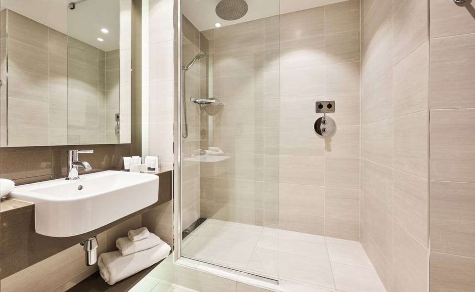 Combined shower/tub, rainfall showerhead, hair dryer, towels