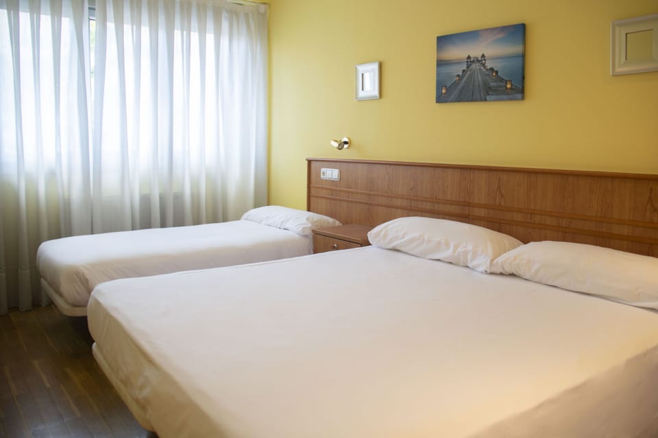 Triple Room | In-room safe, desk, blackout drapes, iron/ironing board