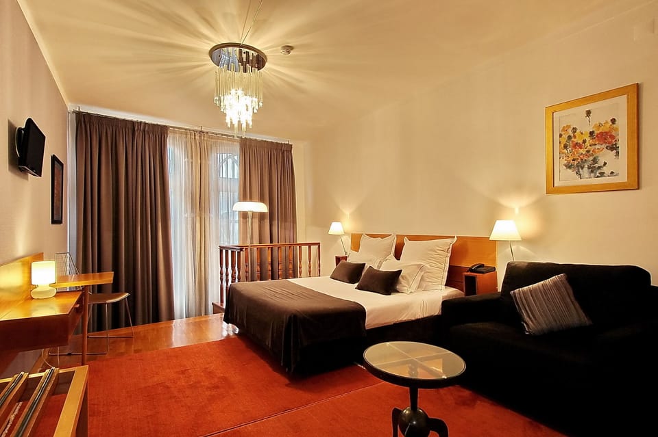 Deluxe Double or Twin Room | In-room safe, individually decorated, desk, blackout drapes