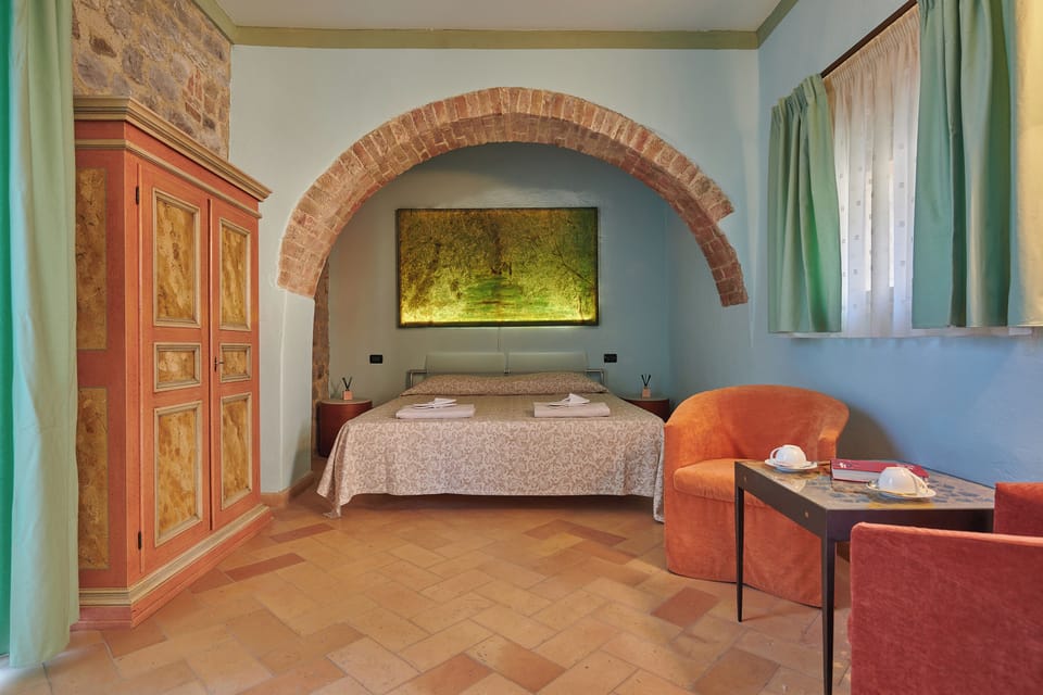 Double Room | Minibar, laptop workspace, WiFi (free), bed sheets