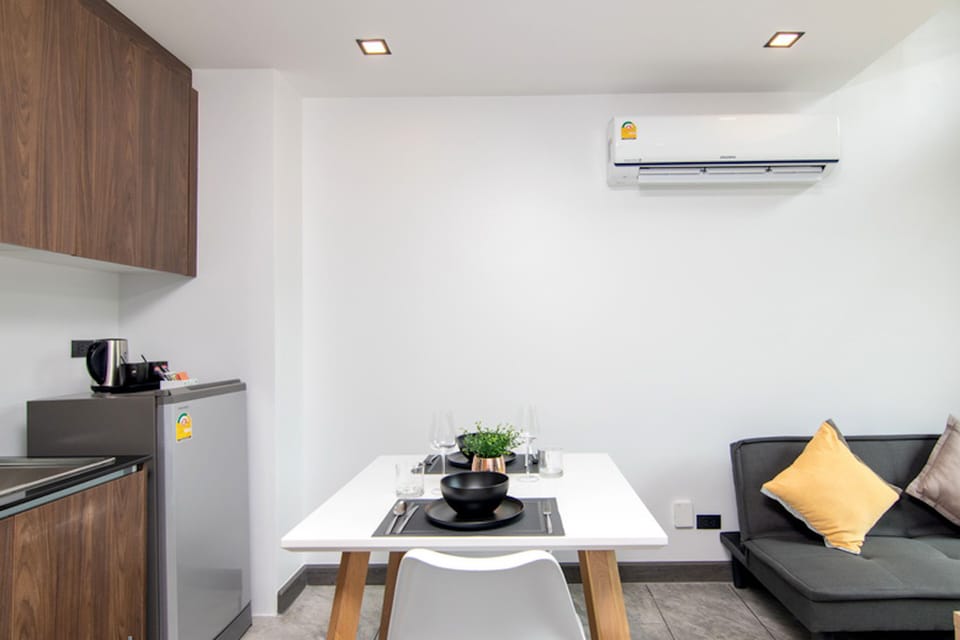 Design Loft, Balcony, Garden View | In-room dining