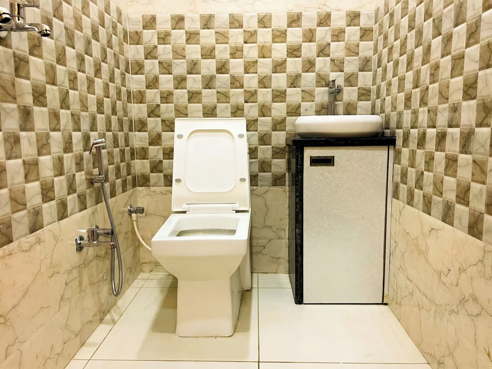 Family Room | Bathroom | Shower, rainfall showerhead, bidet, soap