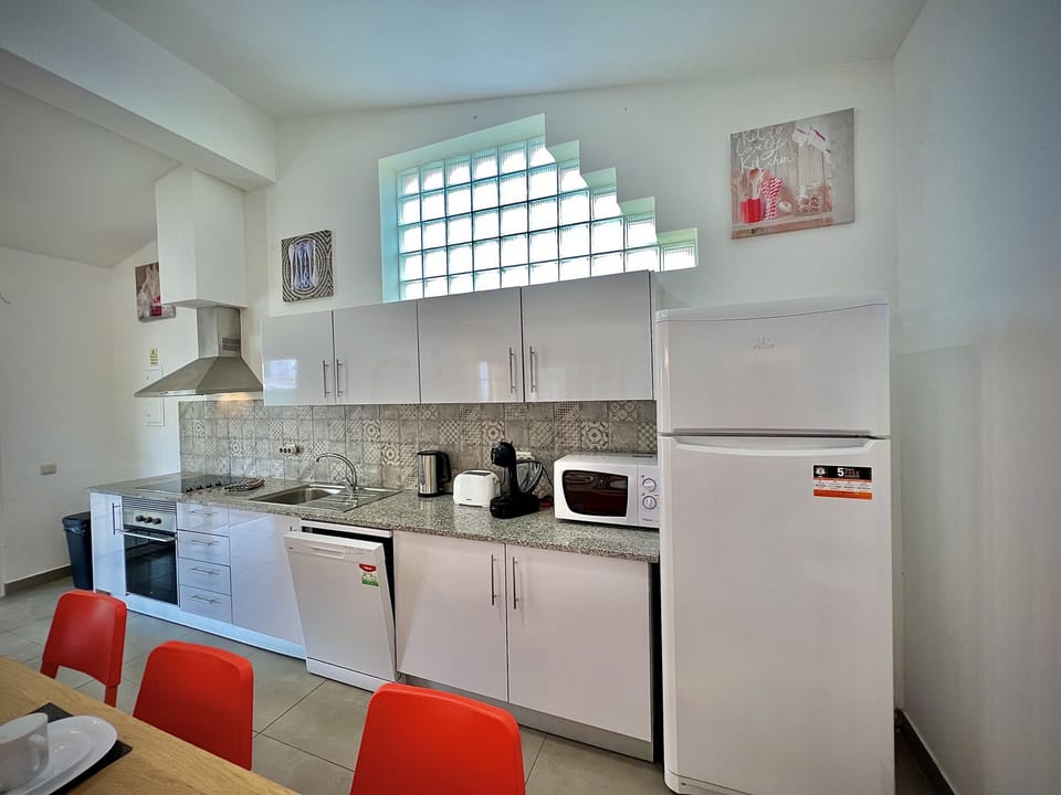 Microwave, oven, dishwasher, coffee/tea maker