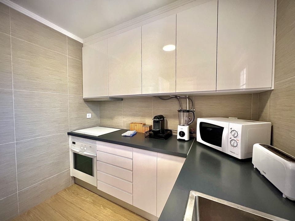 Microwave, oven, dishwasher, coffee/tea maker