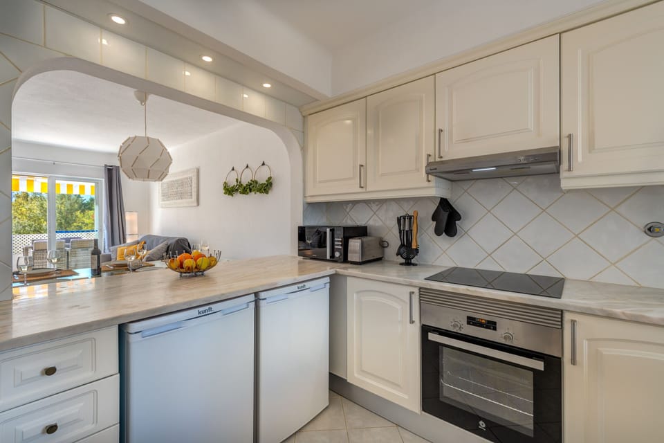 Microwave, oven, dishwasher, coffee/tea maker