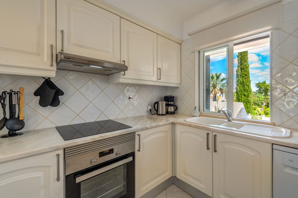 Microwave, oven, dishwasher, coffee/tea maker