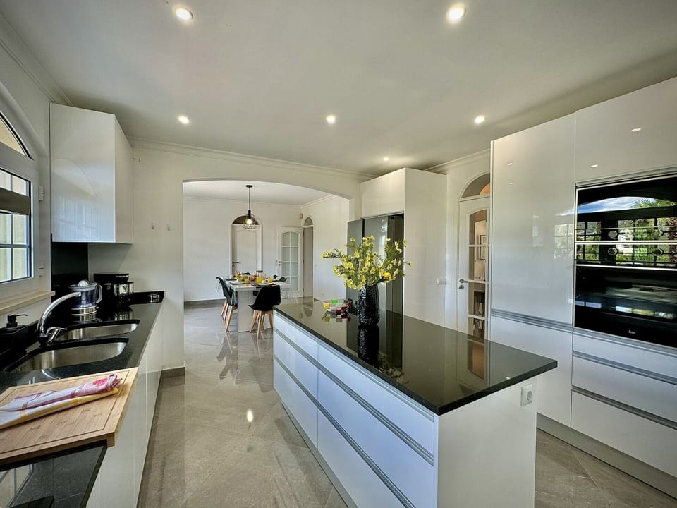 Microwave, oven, dishwasher, coffee/tea maker