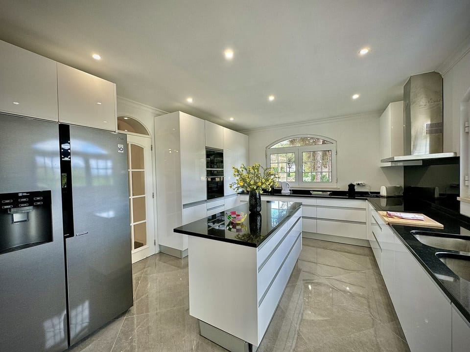 Microwave, oven, dishwasher, coffee/tea maker