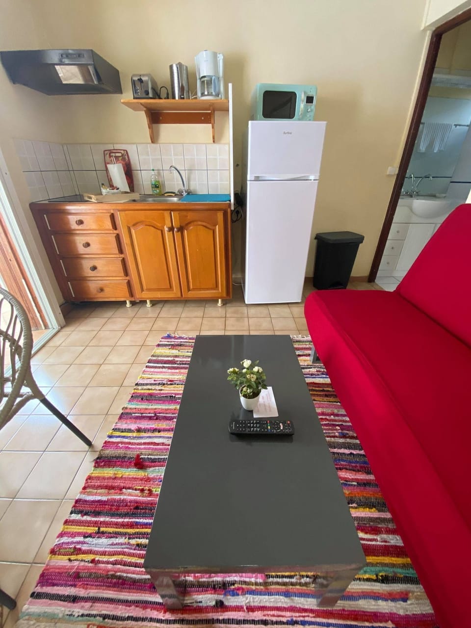 Family Suite, 1 Bedroom, Pool View | Private kitchen | Paper towels