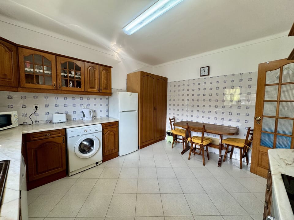 Microwave, oven, dishwasher, cookware/dishes/utensils