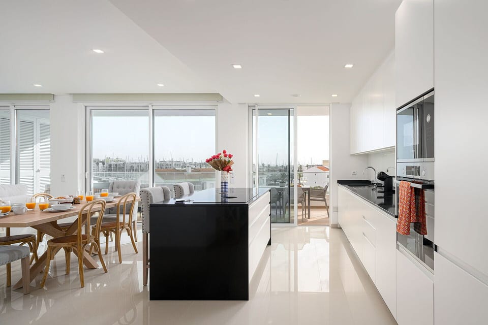 Microwave, oven, dishwasher, coffee/tea maker