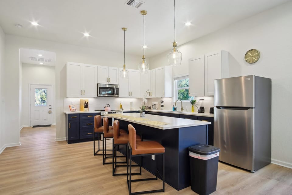 House (5 Bedrooms) | Private kitchen | Microwave, oven, stovetop, dishwasher