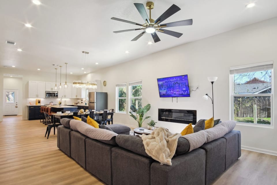 House (5 Bedrooms) | Living area | 50-inch TV with digital channels