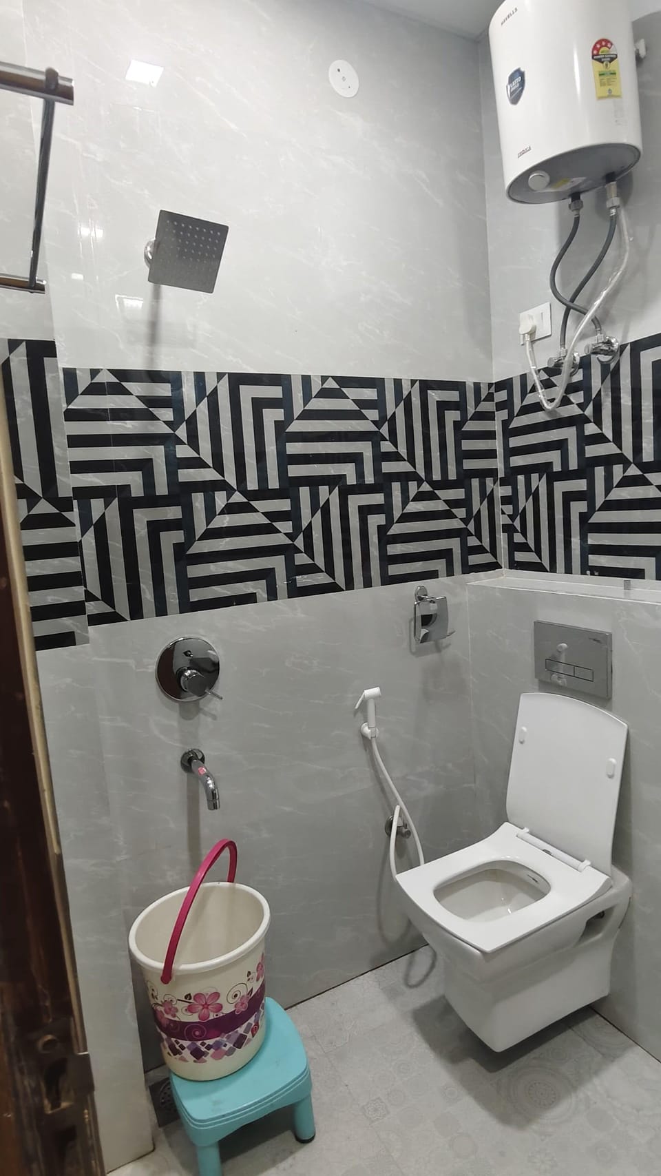 Deluxe Double Room, 2 Bedrooms | Bathroom | Shower, bathrobes, slippers, bidet