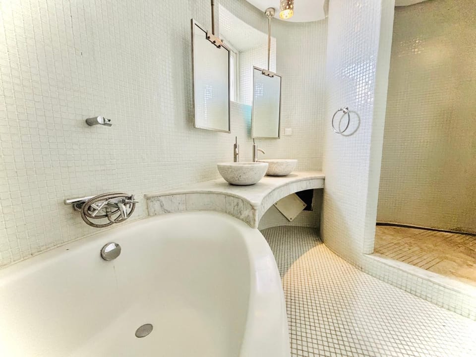 Deluxe Suite, Balcony, City View | Bathroom