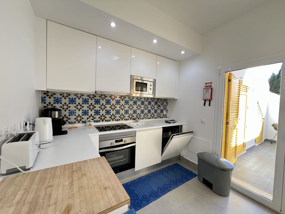 Microwave, oven, dishwasher, coffee/tea maker