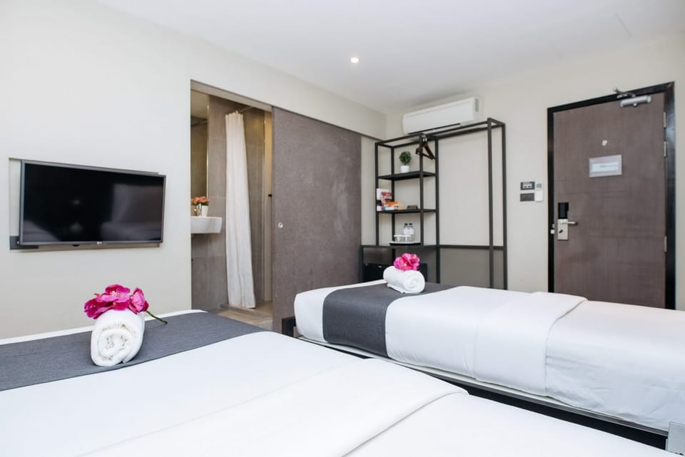 Standard Hollywood with window | Minibar, in-room safe, blackout drapes, free WiFi