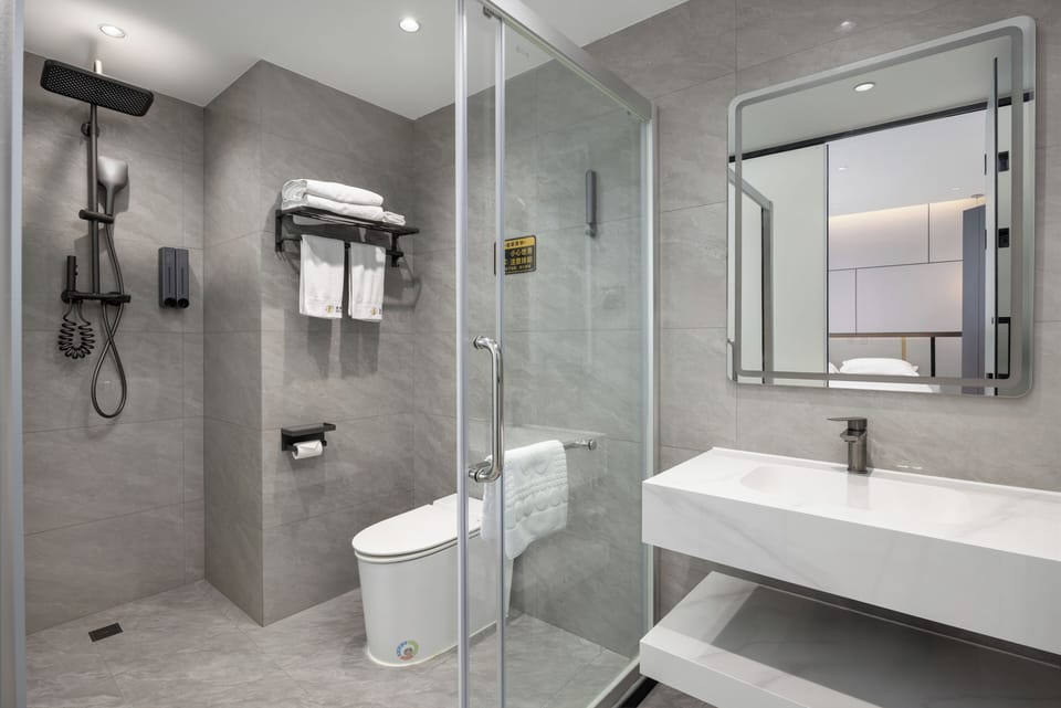 Comfort Suite, City View | Bathroom | Hair dryer, towels, soap, shampoo