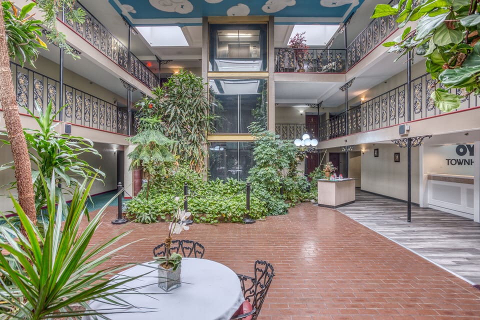 Lobby lounge
