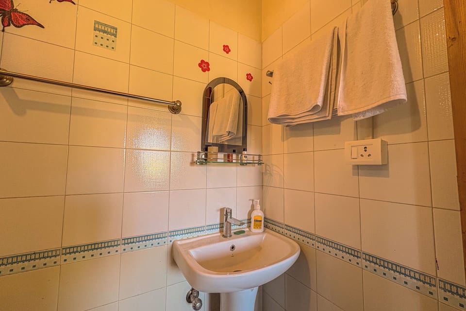 Deluxe Room, Hill View | Bathroom