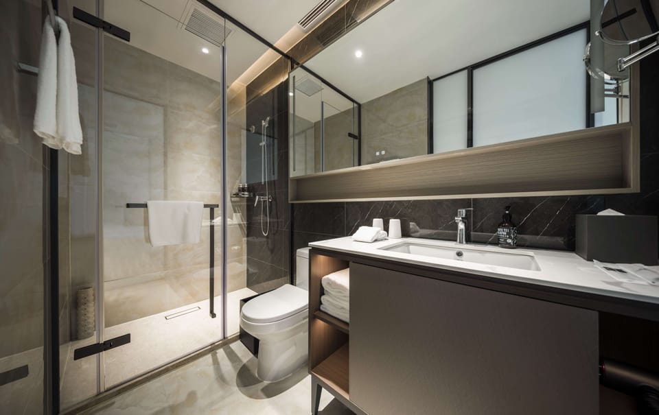 Superior Single Room | Bathroom | Shower, rainfall showerhead, free toiletries, hair dryer