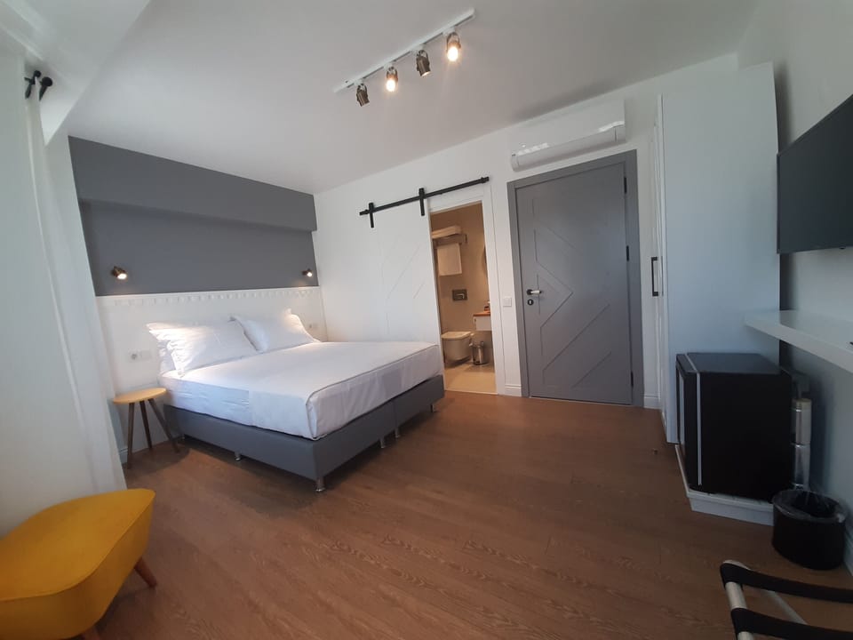Superior Room, Non Smoking, Garden View | Minibar