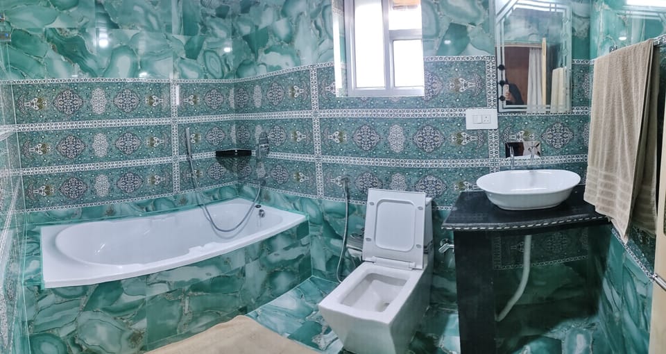 Deluxe Double Room, Mountain View | Bathroom | Rainfall showerhead, free toiletries, hair dryer, slippers