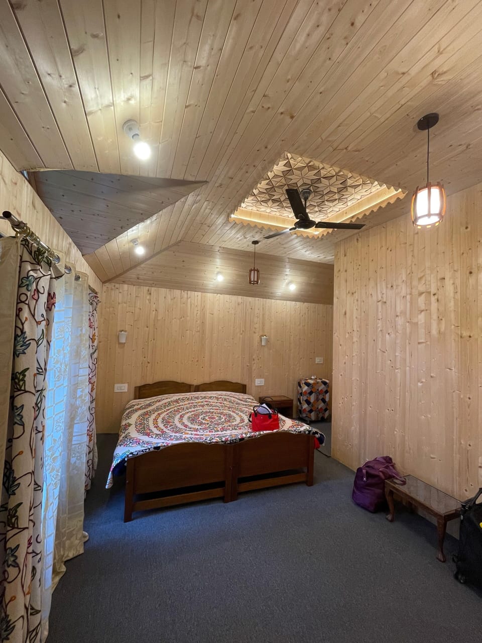 Deluxe Double Room, Mountain View | Bathroom | Rainfall showerhead, free toiletries, hair dryer, slippers
