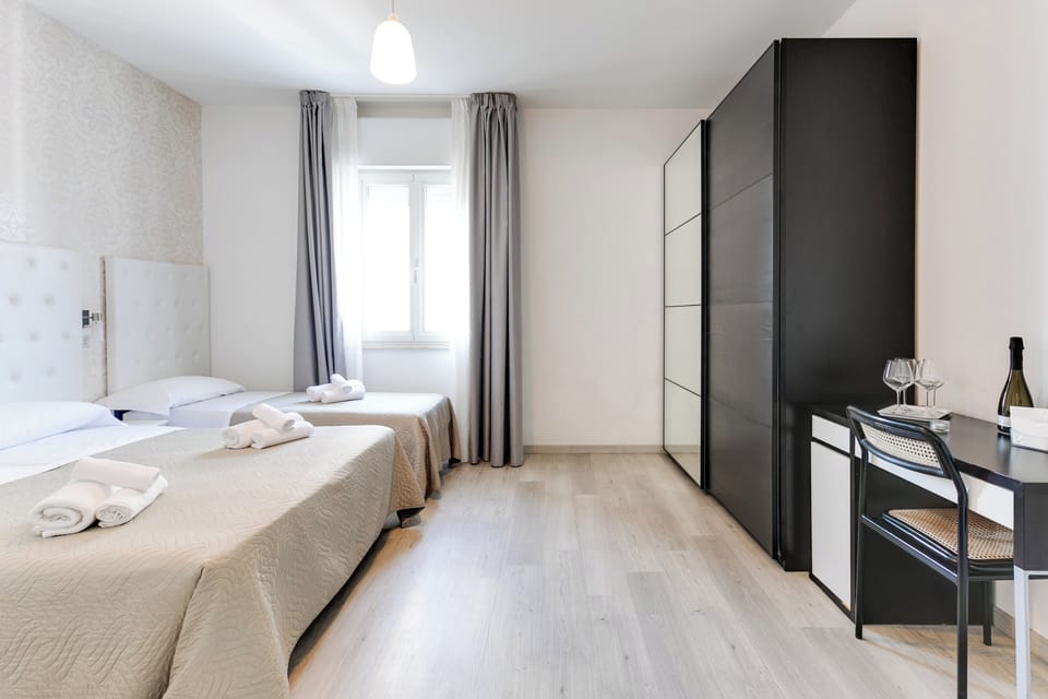 Triple Room | In-room safe, desk, soundproofing, WiFi (free)